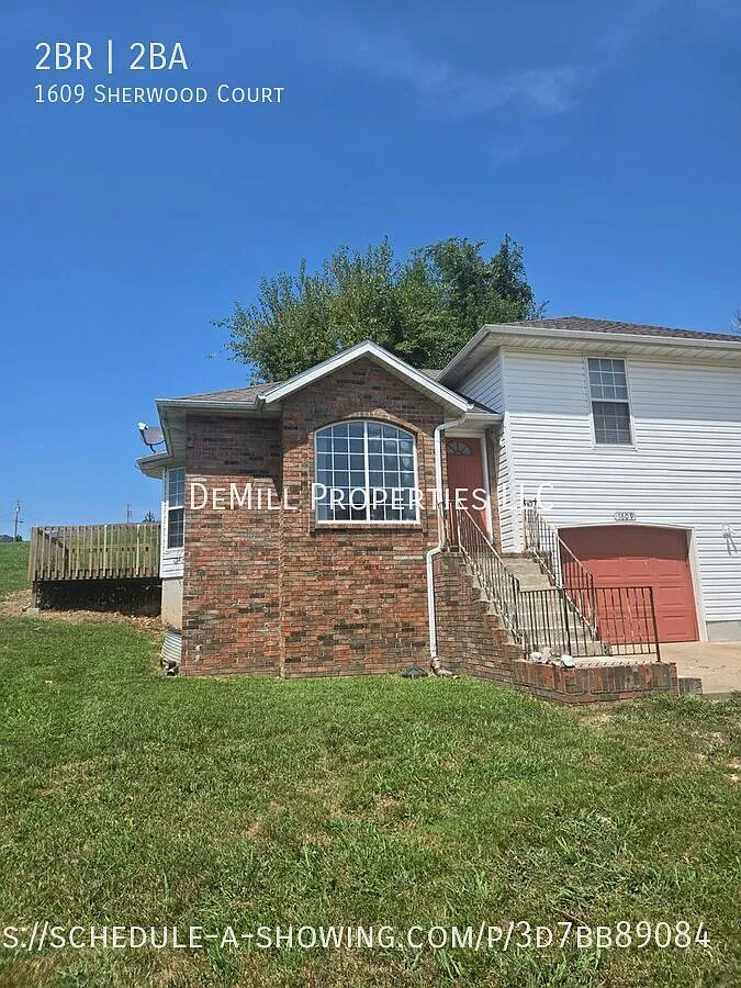 Spacious 2BR/2BA Duplex with 1-Car Garage in Ozark — Photo 1