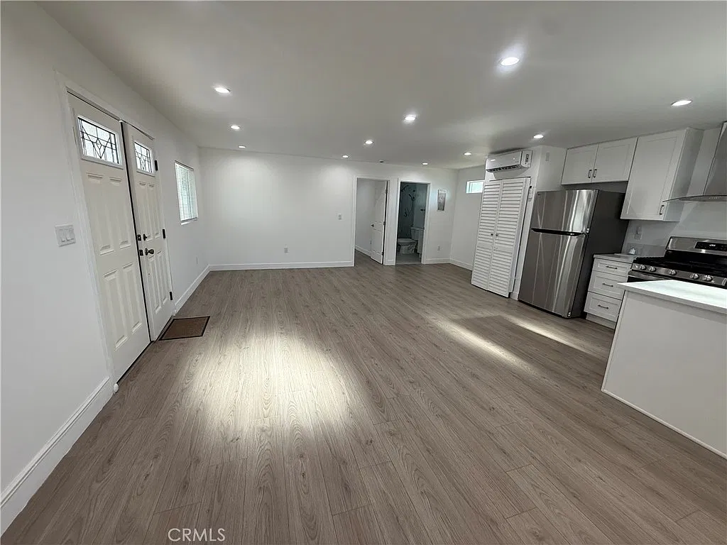 1 bed, 712 sqft, $2,300 — Photo 2