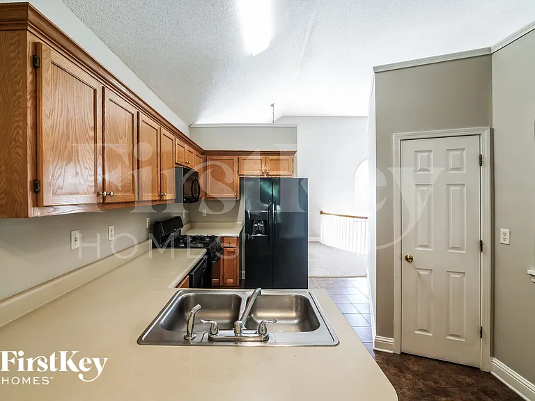 321 Sue Ct — Photo 8