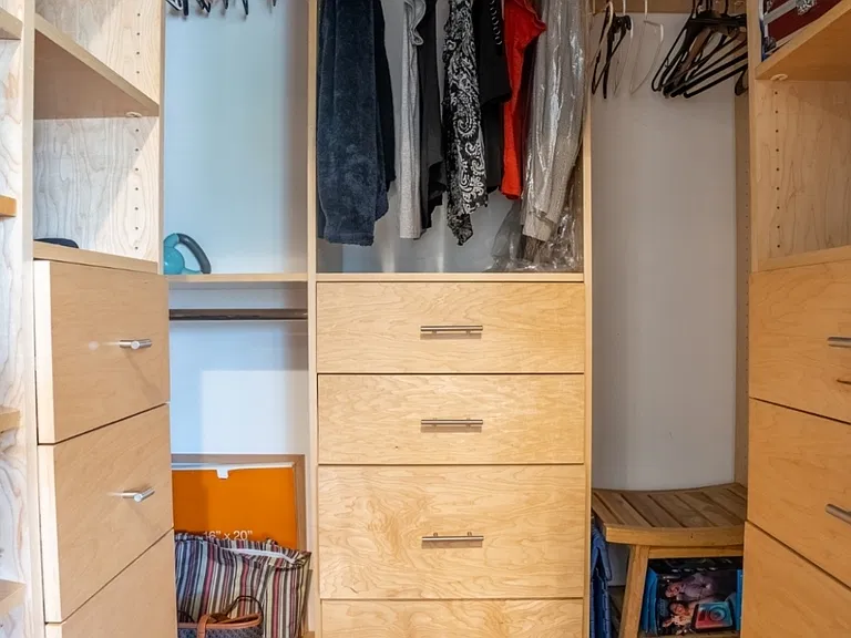 walking-in closet