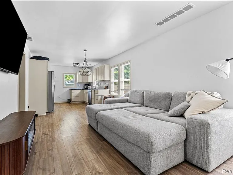 136 W Mapledale Ave — Photo 5