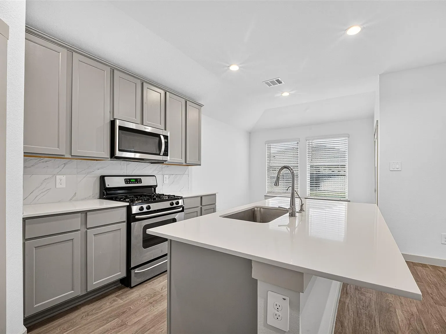 3 bed, 2.0 bath, 1297 sqft, $2,100 — Photo 3