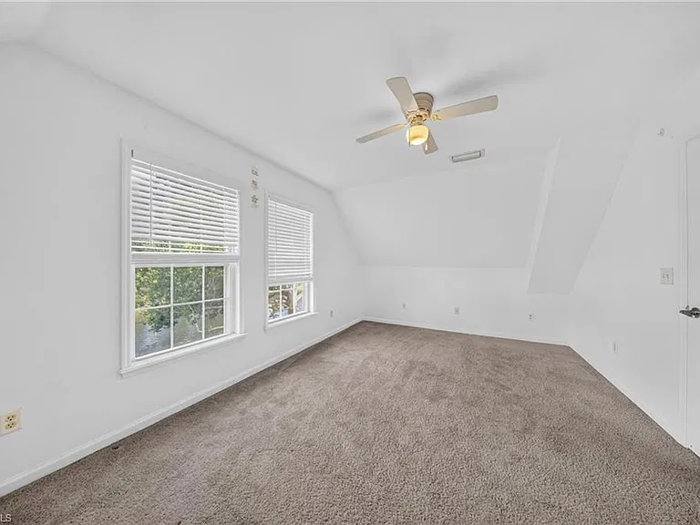 250 Leawood Cir — Photo 14