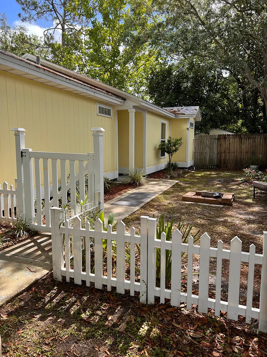 side yard - 1481 Jasmine St