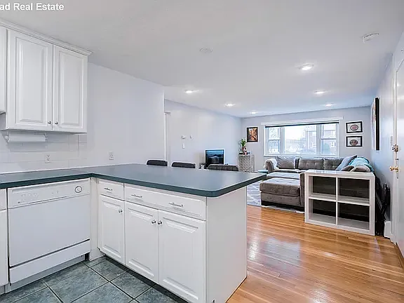 1077 Chestnut St #7 — Photo 2