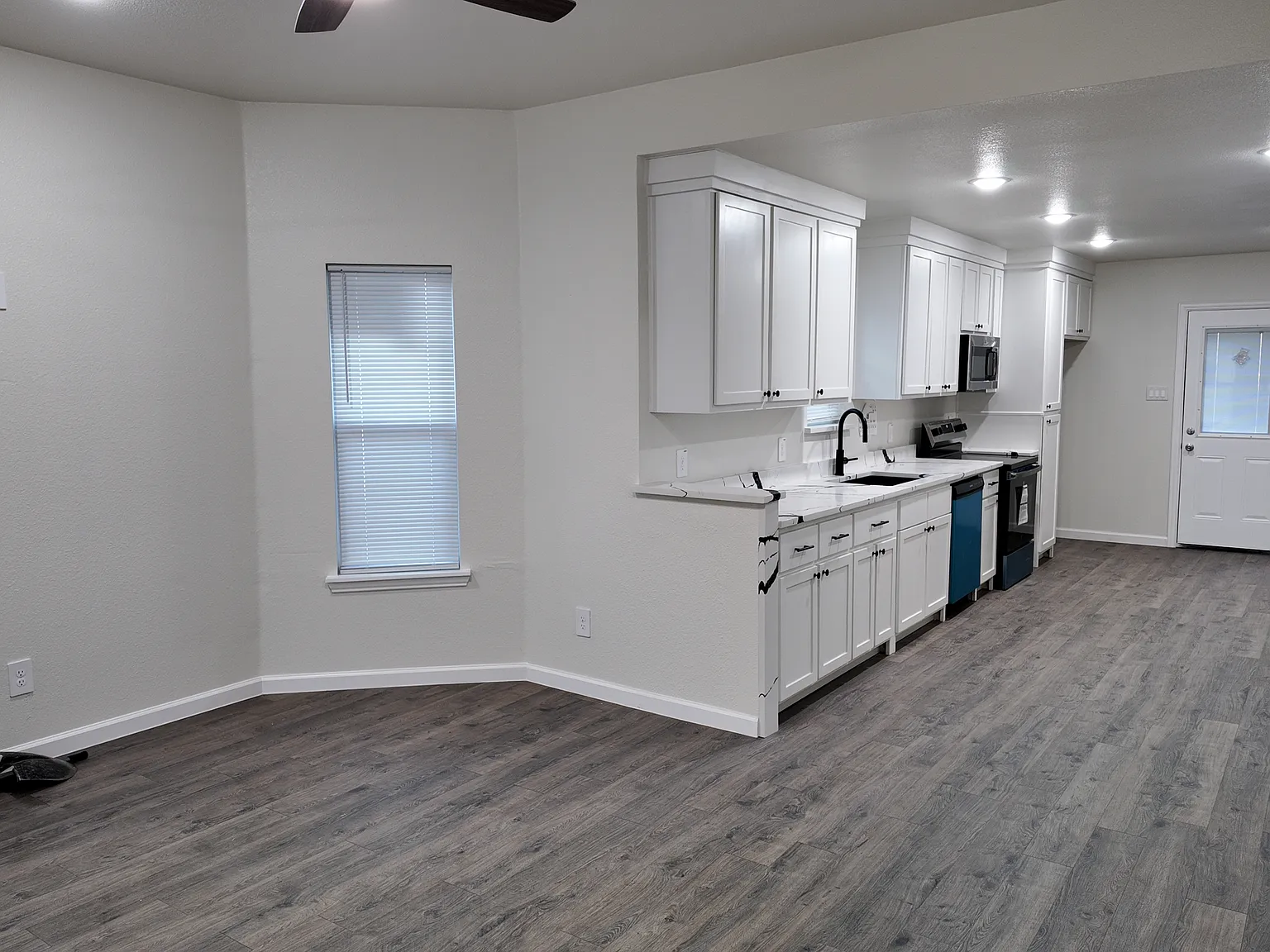 3 bed, 1100 sqft, $2,100 — Photo 4