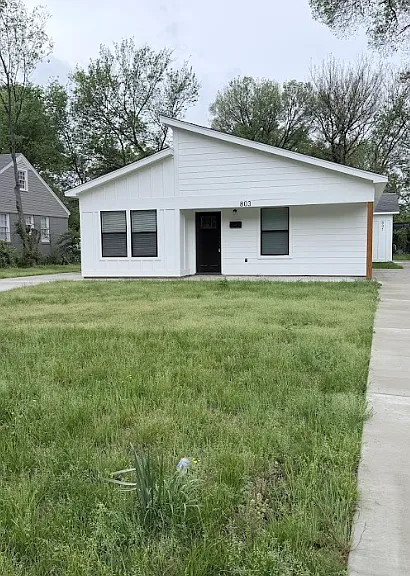 803 Goodwyn St — Photo 1