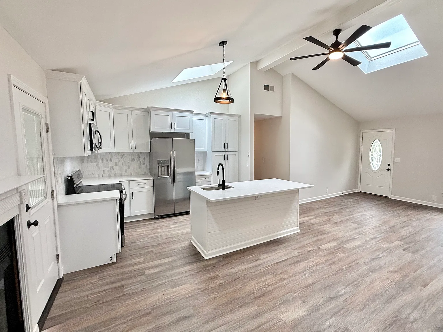 3 bed, 1.5 bath, 1060 sqft, $2,100 — Photo 3