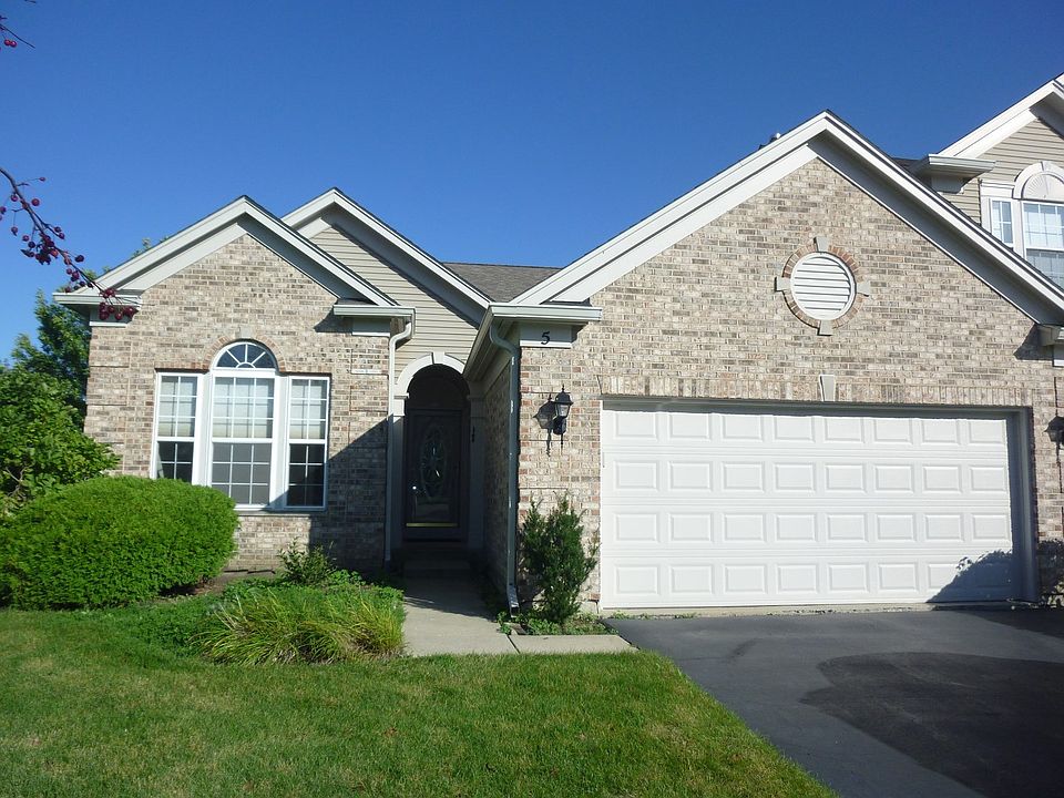Great curb appeal!  Cul de sac location and maintenance free