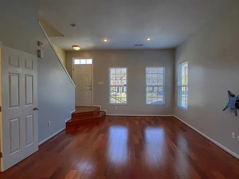1434 Laurel Park Dr — Photo 5