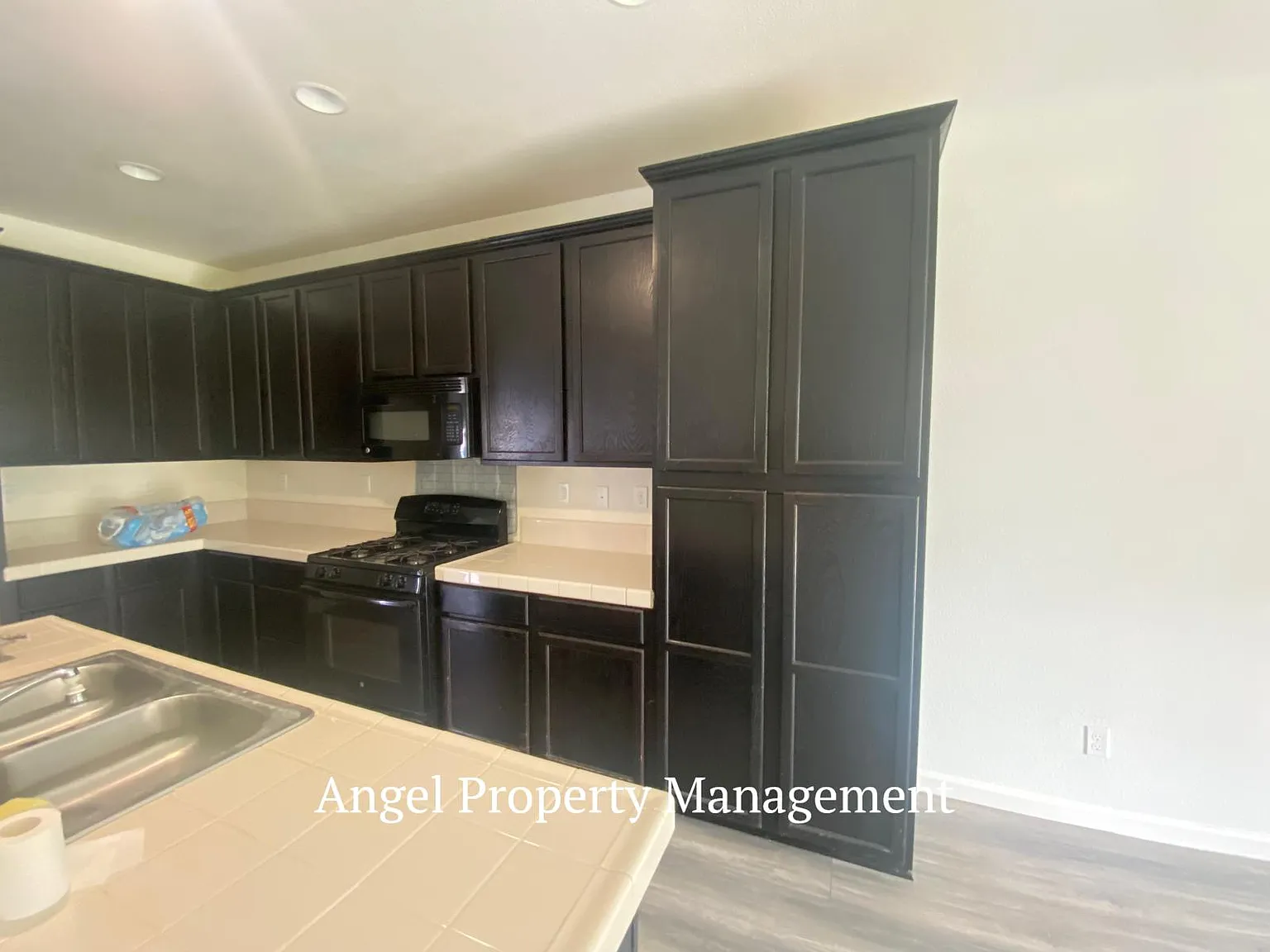 4 bed, 3.5 bath, 2168 sqft, $3,025 — Photo 2
