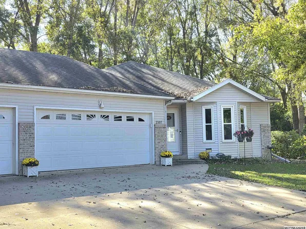 2107 Springview Dr, Mason City, IA 50401