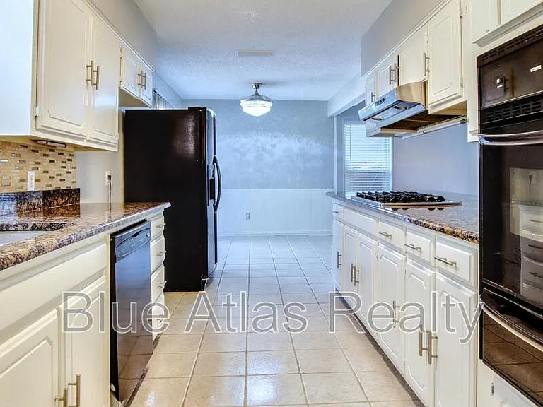 2935 Potomac Ave — Photo 5