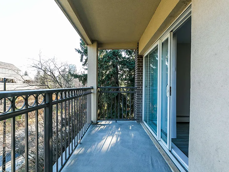 12507 Stony Plain Rd NW — Photo 14