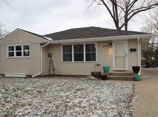 101 Walnut Ct, Mundelein, IL 60060