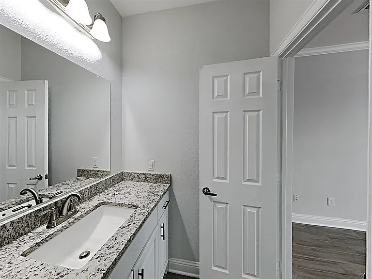 1032 E Leuda St — Photo 11