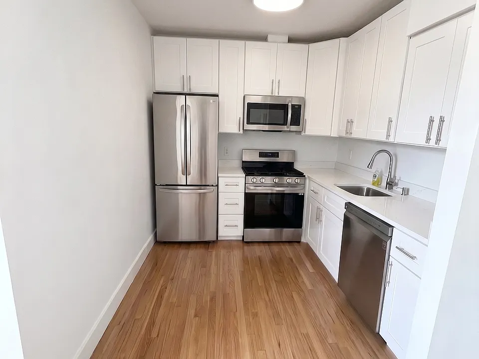 937 W Cornelia Ave #204