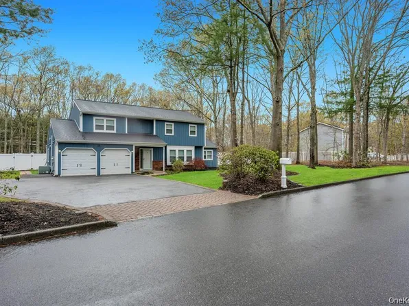 10 Ramblewood Road, Ridge, NY 11961