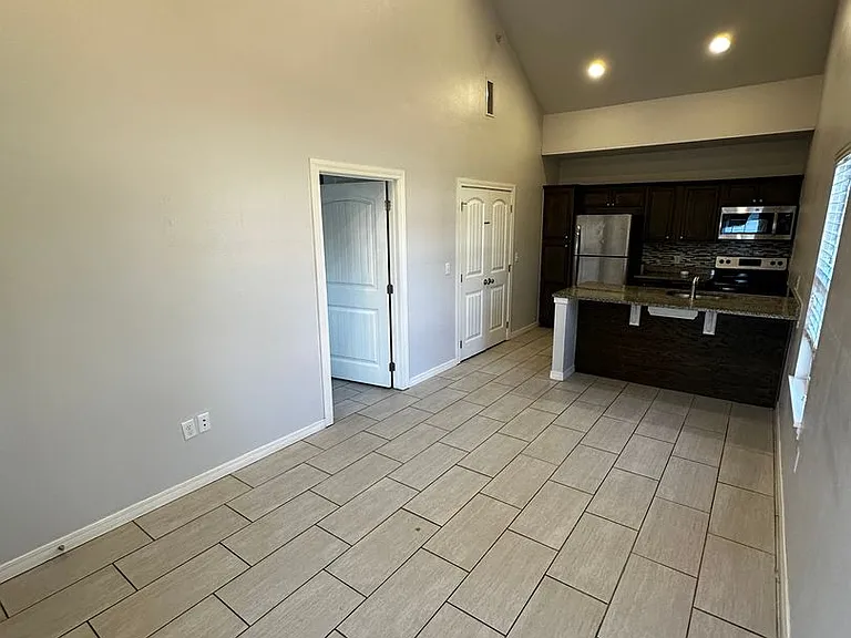 401 S Davis Ave — Photo 1