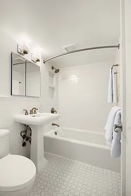 Sold by New York Private Realty Group | media 6