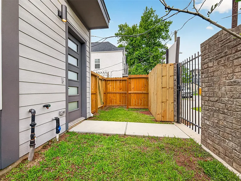 328 Neyland St — Photo 2