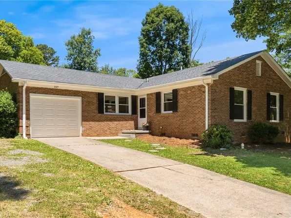 307 Foxcroft Dr, Winston Salem, NC 27103