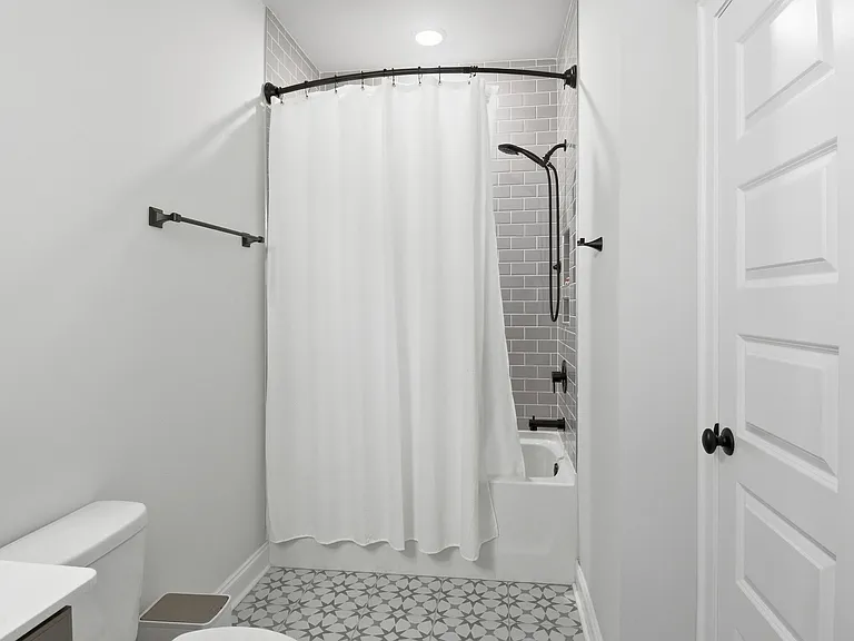 Upstairs common Bathroom