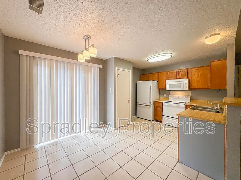 2 bed, 1.5 bath, 840 sqft, $995 — Photo 3