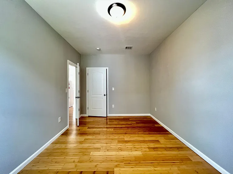 230 21st St #2 — Photo 5