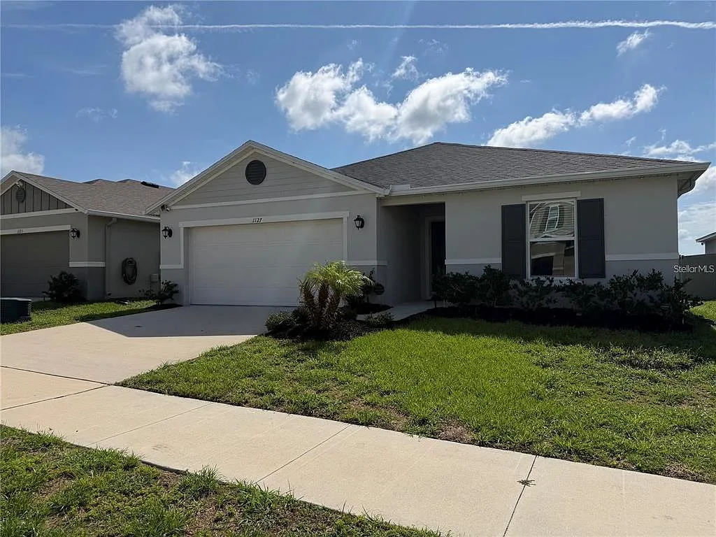 4 bed, 2.0 bath, 2004 sqft, $2,100 — Photo 3