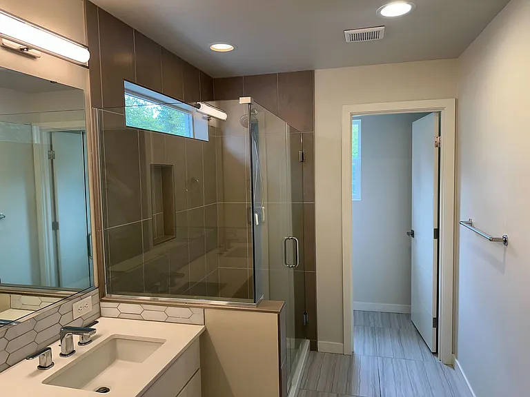 Master Bedroom's Bathroom