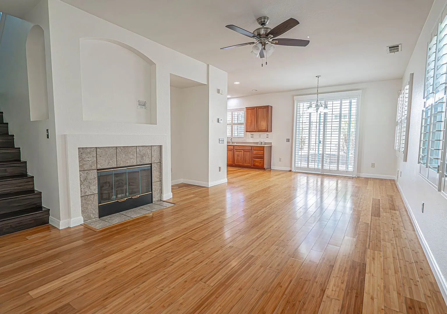 Tesoro Del Valle 3 Bedroom Home in Valencia! — Photo 3