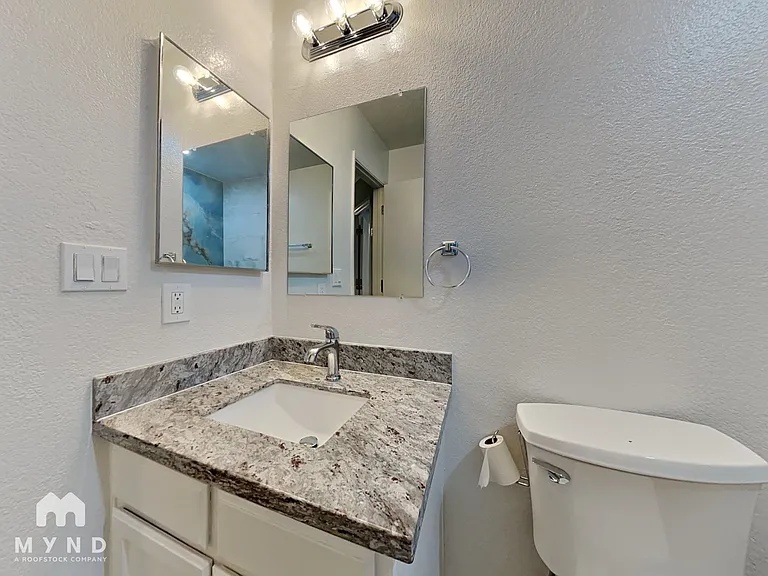 2265 W Ross Ave — Photo 16