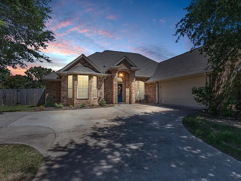 5613 Landsdown Dr — Photo 1