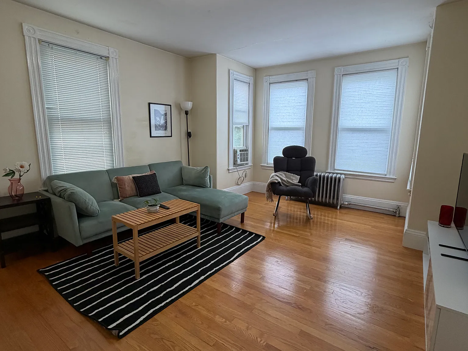 4 bed, 1400 sqft, $4,500 — Photo 2
