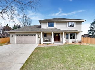 431 Ridgeway Ct, Mahtomedi, MN 55115