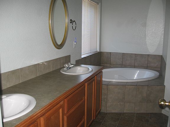 Master bath with jet tub