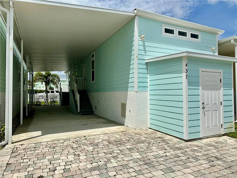 437 NE Intercoastal Dr — Photo 2