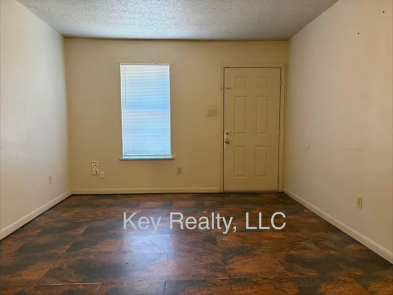 2519 Llewellyn Dr — Photo 1