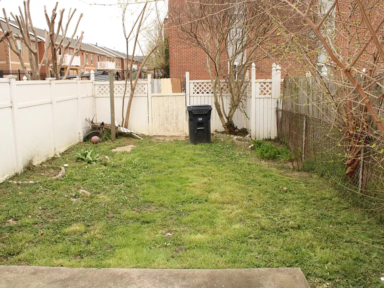 403 E 8th St — Photo 22