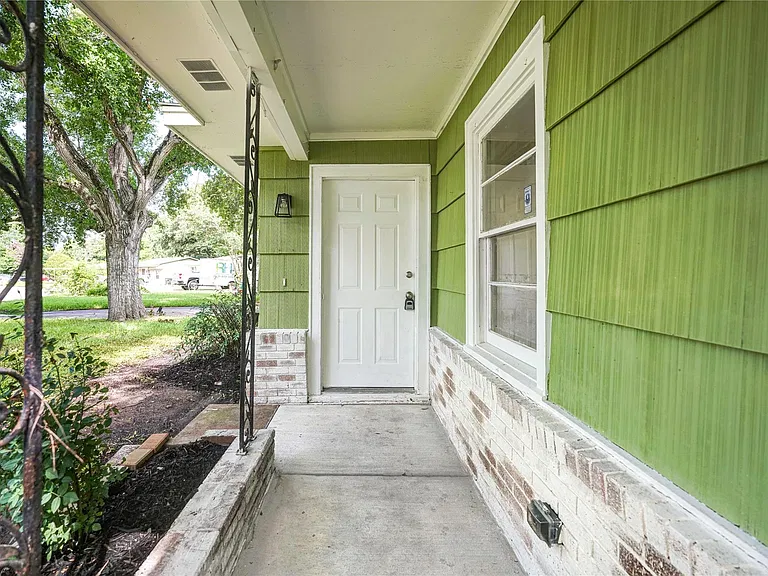 1319 Elm St — Photo 4