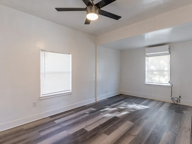 918 NE 6th St — Photo 10