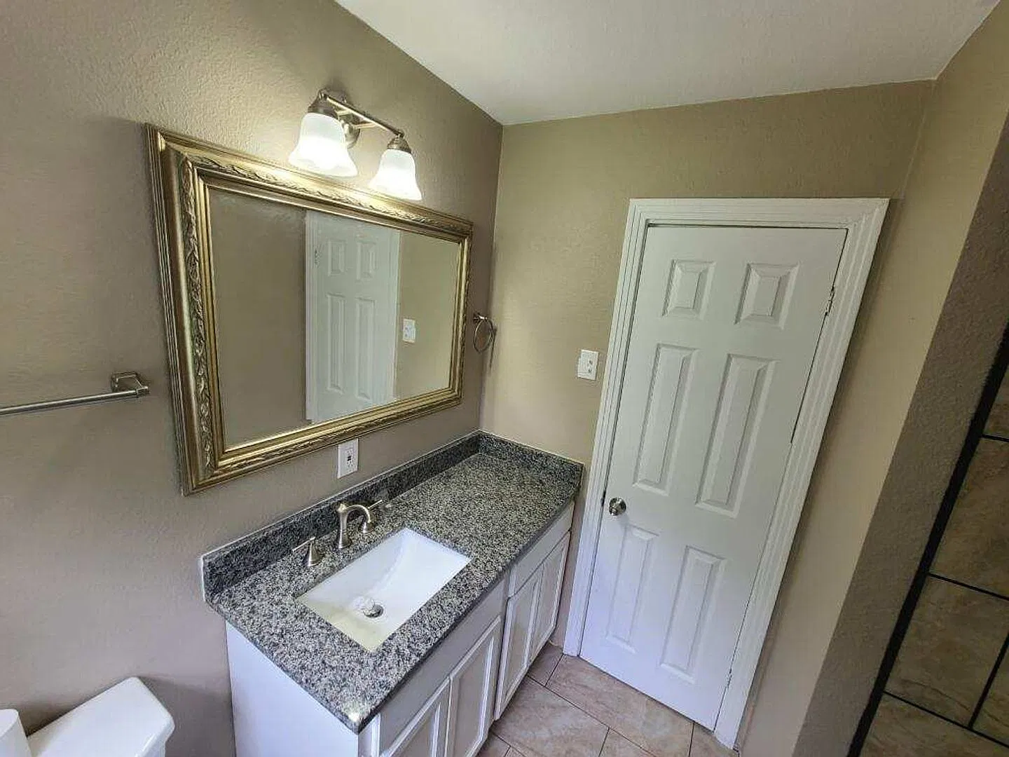 2 bedroom 1 bathroom house in Arlington Heights close to I-30 and Montgomery St. — Photo 2