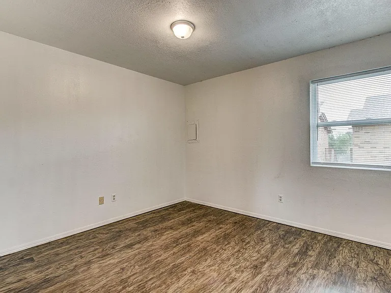 1403 Glen Oaks Ct — Photo 9