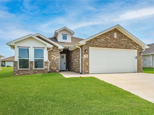 1706 Edwards St, Pea Ridge, AR 72751