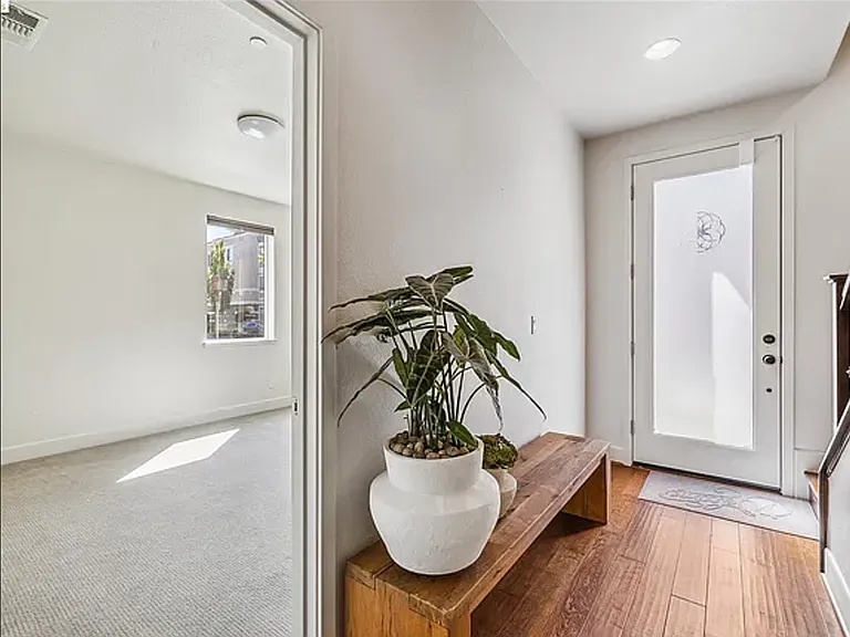 Entry/1st floor room