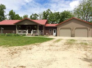 3018 Pleasant View Rd, Decorah, IA 52101