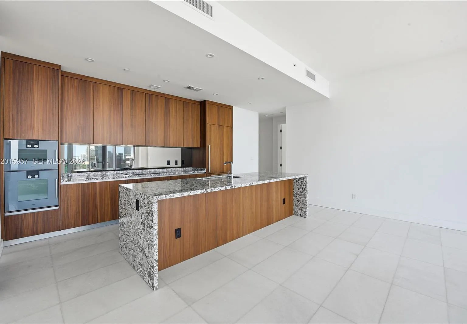 3 bed, 3.5 bath, 1946 sqft, $25,000 — Photo 3