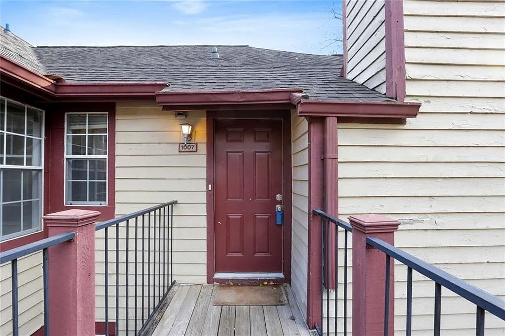 3 bed, 2.0 bath, 950 sqft, $2,000 — Photo 1