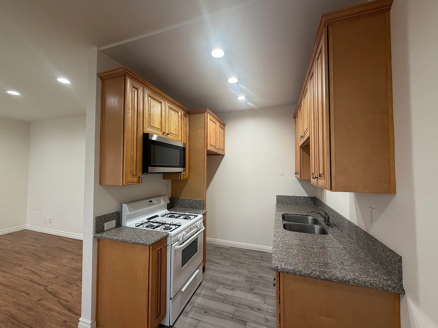 2 bed, 700 sqft, $2,050 — Photo 2
